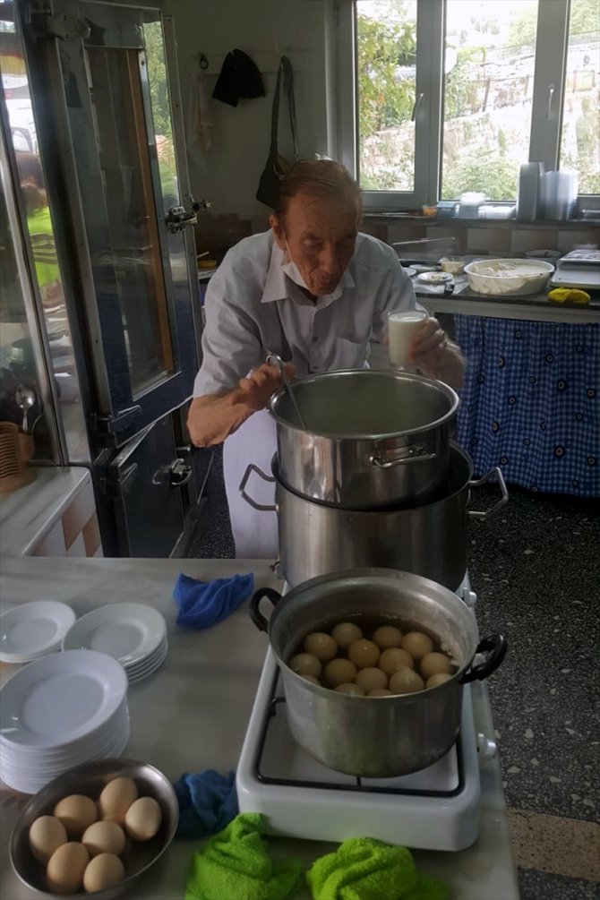 90 yaşındaki Eşref dede 68 yıldır kahvaltı menüsü hazırlıyor