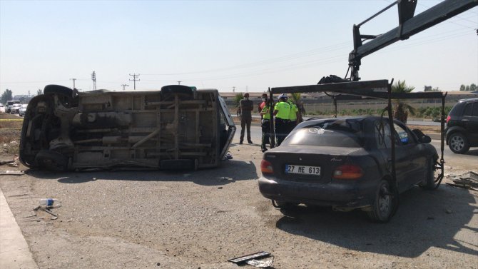 Adana'da minibüs ile otomobil çarpıştı: 1 ölü