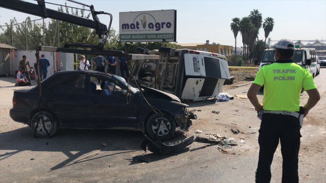 Adana'da minibüs ile otomobil çarpıştı: 1 ölü