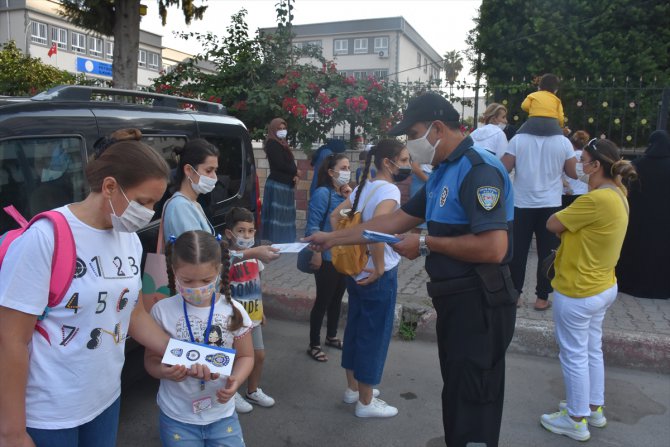 Adana'da polisten, öğrenci ve velilere Kovid-19 bilgilendirmesi