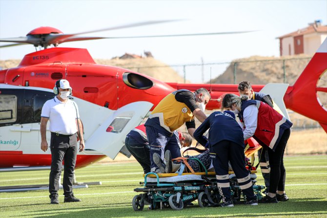 Ambulans helikopter merdivenden düşen kadın için havalandı