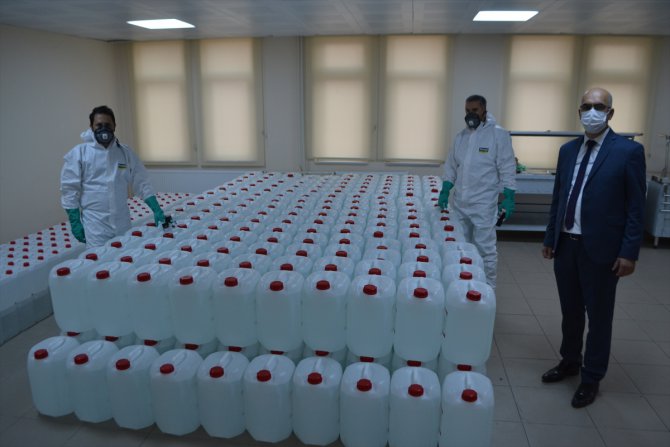 Kırklareli'nde lise öğrencileri günde bir ton dezenfektan üretiyor