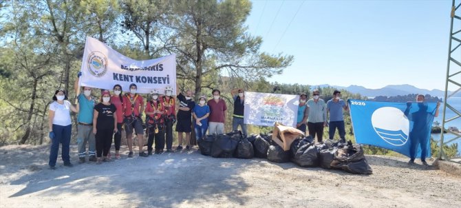Marmaris'te tatilcilerin koylarda bıraktığı çöpler gönüllülerce temizlendi