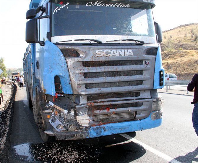 Sivas'ta ikiye bölünen traktördeki baba ve oğlu ağır yaralandı