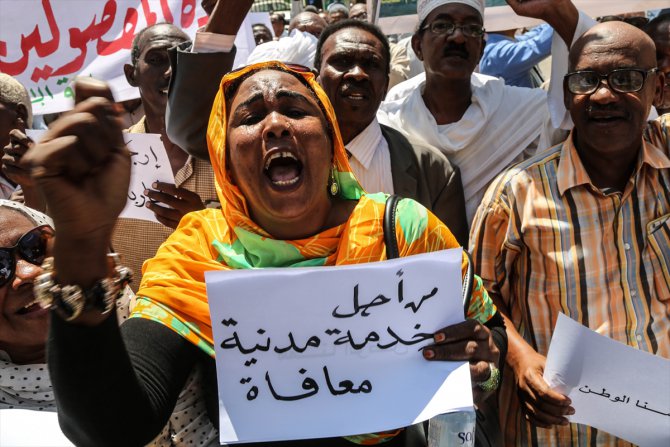 Sudan’da Beşir döneminde ordu ve emniyetten ihraç edilenler işe iadelerini istedi