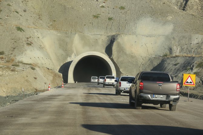 Ulaştırma ve Altyapı Bakanı Karaismailoğlu, Yusufeli'nde yol ve tüneller inşaatlarını inceledi: