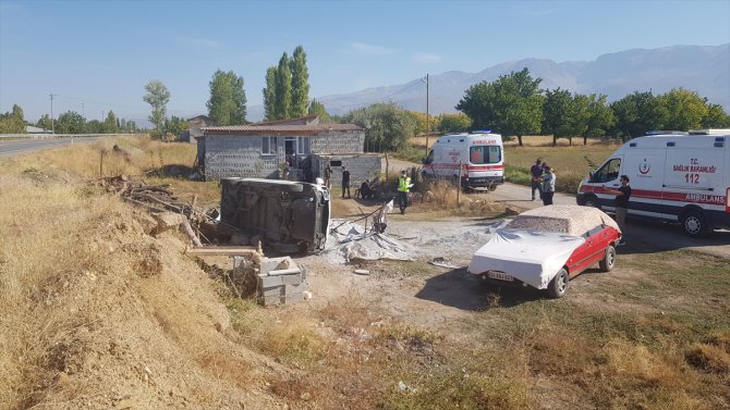 Erzincan'da hafif ticari araç devrildi: 4 yaralı