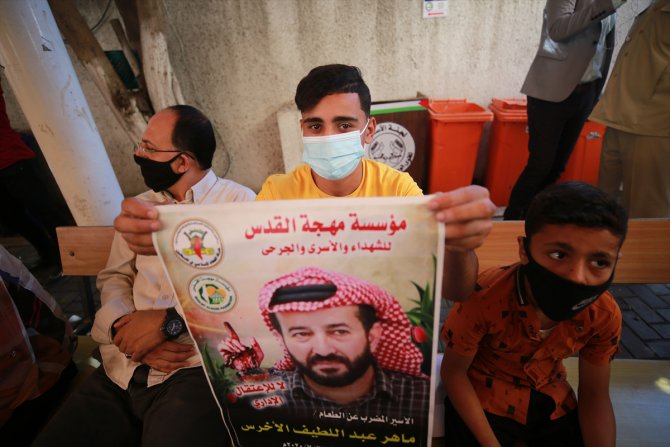 Gazzeliler, açlık grevindeki Filistinli tutuklu Ahres için Kızılhaç binasında süresiz eylem başlattı