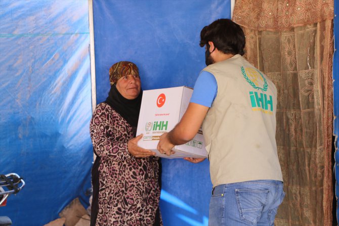 İHH, İdlib'de 2 bin 419 gıda kolisi dağıttı