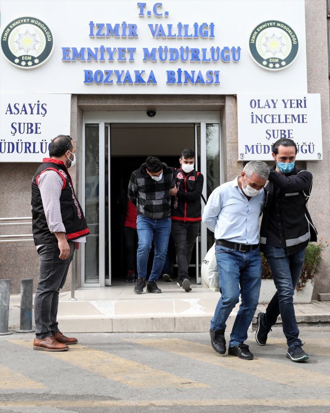 İzmir'de sahte içki operasyonlarında yakalanan 20 zanlı adliyeye sevk edildi
