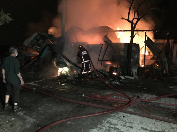 Sakarya'da anız yangınının sıçradığı ev ve otomobilde hasar oluştu