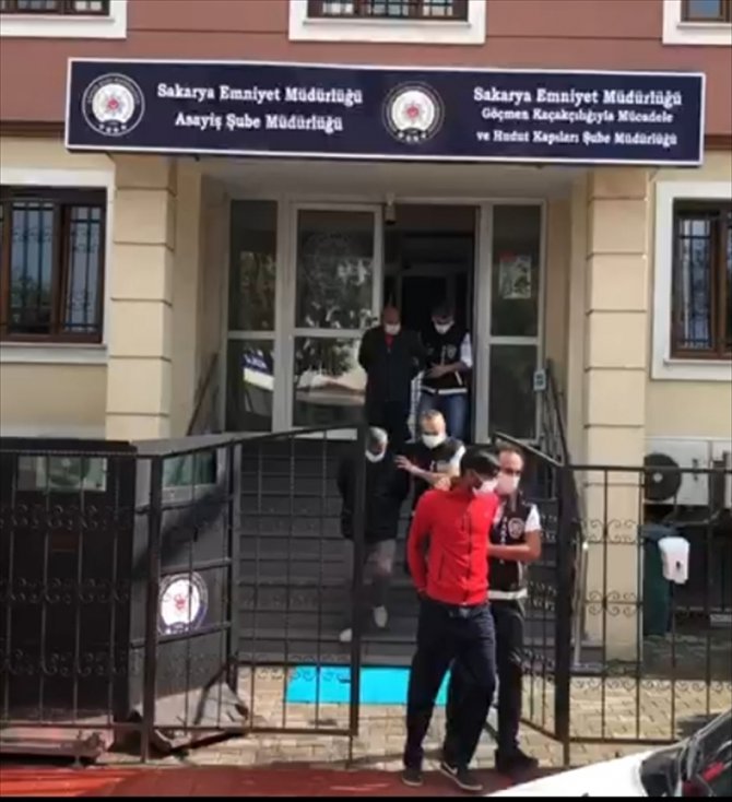Sakarya'da kümes hayvanlarının bulunduğu kamyoneti çalan zanlılar İstanbul'da yakalandı