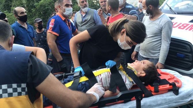 Zonguldak'ta şarampole yuvarlanan otomobildeki 4 kişi yaralandı