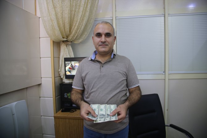 Adana'da döviz bürosu çalışanı iş yerinde bulduğu 400 doların sahibini arıyor