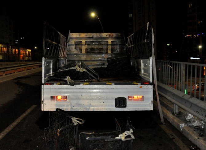 Adana'da koltuk yüklü kamyonet seyir halindeyken yandı