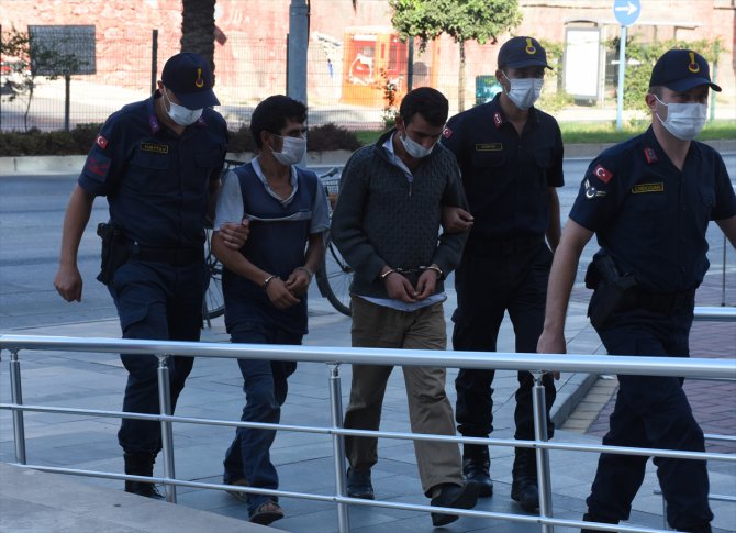 Antalya'da güvenlik kamerasına yansıyan avokado hırsızlığıyla ilgili 2 kardeş yakalandı