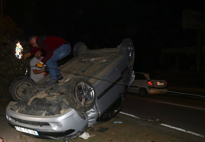 Düzce'de ağaca çarparak devrilen otomobildeki 3 kişi yaralandı
