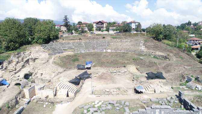 Düzce'deki antik tiyatroda yeni bir duvar ortaya çıkarıldı