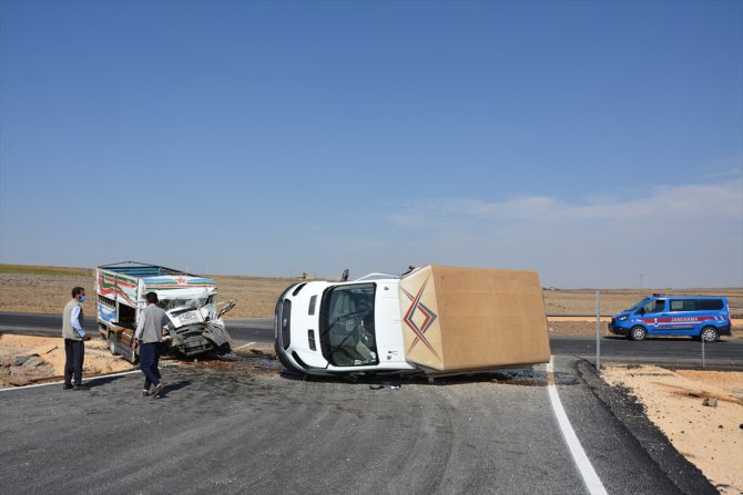 Şanlıurfa'da iki kamyonet çarpıştı: 3 yaralı