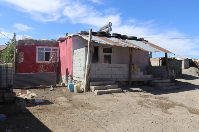 Ağrılı aile "yılan korkusu" yüzünden toprak damlı evini yıktı