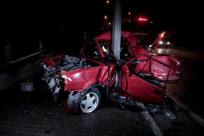 Bursa'da direğe çarpan otomobilin sürücüsü yaralandı