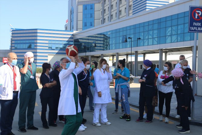 Kadın basketbolcular meme kanserine dikkati çekmek için sağlıkçılarla maç yaptı