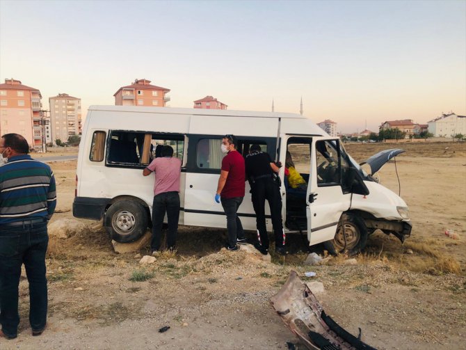 Karaman'da tarım işçilerini taşıyan minibüs ile otomobil çarpıştı: 11 yaralı