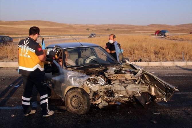 Sivas'ta hafif ticari araç ile otomobil çarpıştı: 6 yaralı
