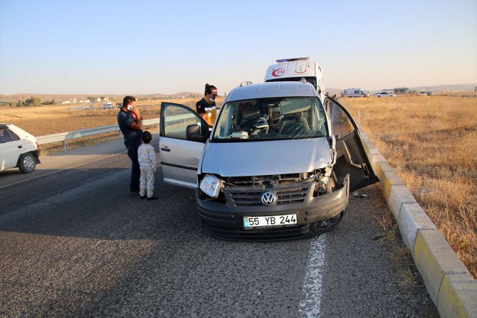 Sivas'ta hafif ticari araç ile otomobil çarpıştı: 6 yaralı