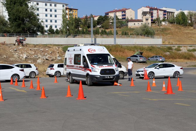 Sivas'ta sağlıkçılar ambulans şoförü olmak için zorlu parkurlarda ter döktü
