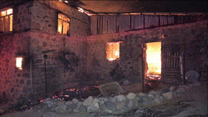 Tunceli'de çıkan yangında 4 ev kullanılamaz hale geldi