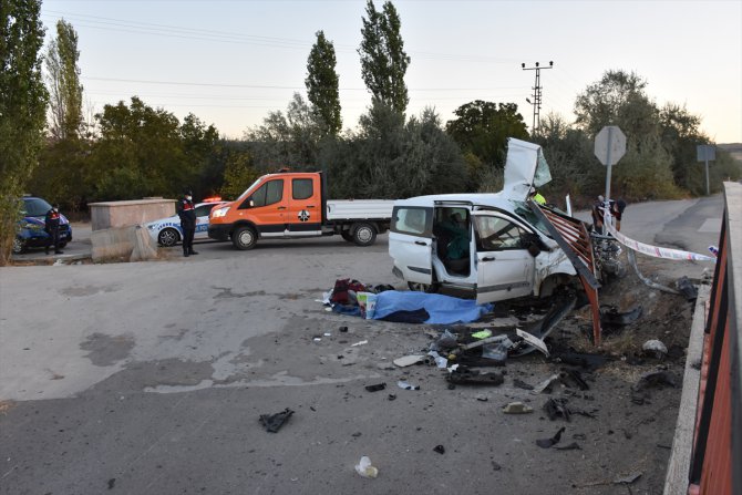 Kırıkkale'de hafif ticari araç devrildi: 1 ölü, 2 yaralı