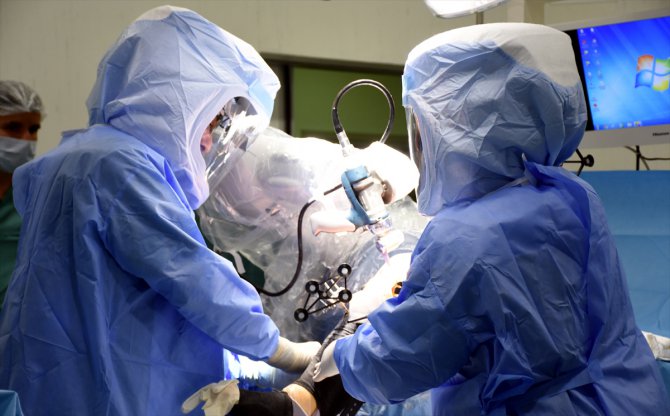 Robotik cerrahiyle diz ve kalça ameliyatlarında hata riski sıfıra iniyor