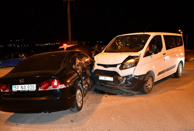 Sivas'ta otomobil ile minibüs çarpıştı: 2 yaralı