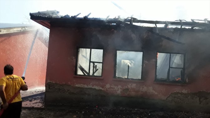 Adana'da bir ilkokulun deposunda çıkan yangın söndürüldü