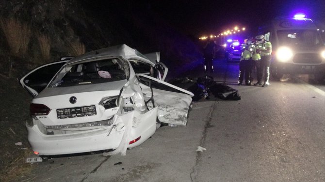 GÜNCELLEME - Adana'da hafif ticari araç ile otomobil çarpıştı: 4 ölü, 4 yaralı