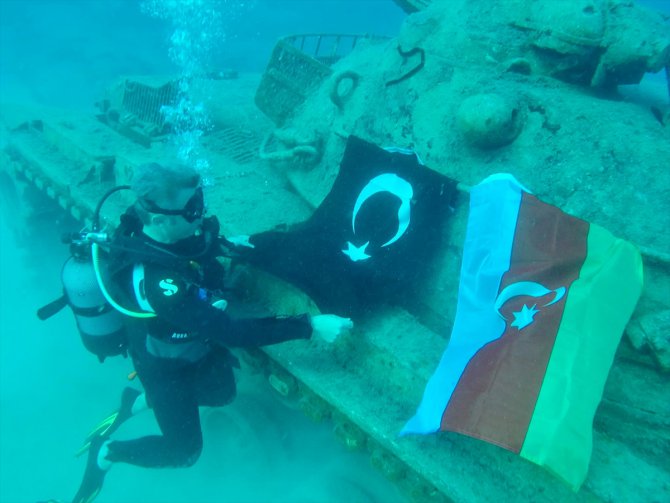 Azerbaycan'a destek için 15 metre derinliğe dalarak iki ülkenin bayrağını astılar
