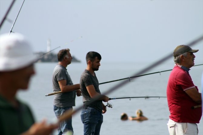 Düzce'de olta balıkçıları sahillere akın etti