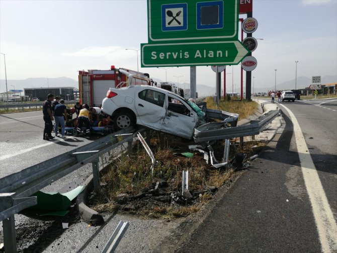 İstanbul-İzmir Otoyolu'nda bariyerlere çarpan otomobildeki 2 kişi yaralandı