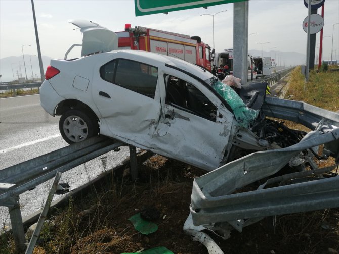 İstanbul-İzmir Otoyolu'nda bariyerlere çarpan otomobildeki 2 kişi yaralandı