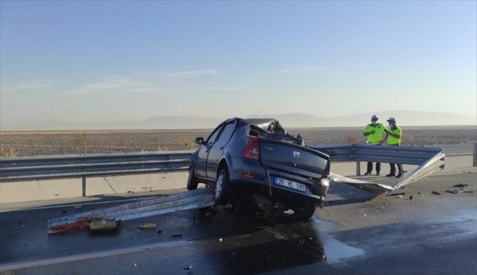 Konya'da otomobil bariyerlere çarptı: 1 ölü, 2 yaralı