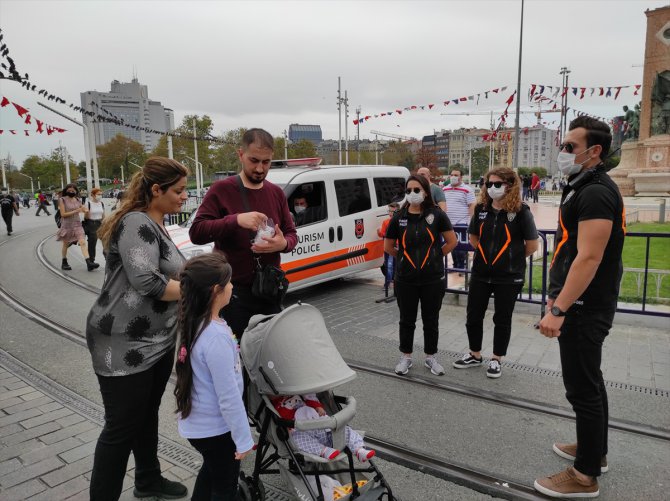 Taksim'de turistlere yönelik drone destekli Kovid-19 denetimi