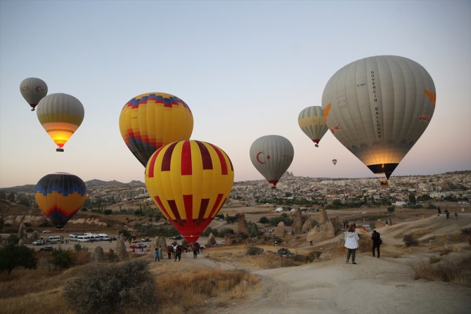 Yerli sıcak hava balonları ilk kez turistlerle uçtu