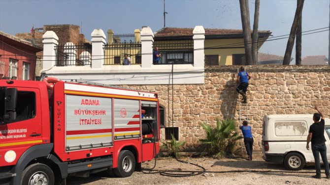 Adana'da Atatürk Evi Müzesi'ndeki ağaçlara yangın sıçradı