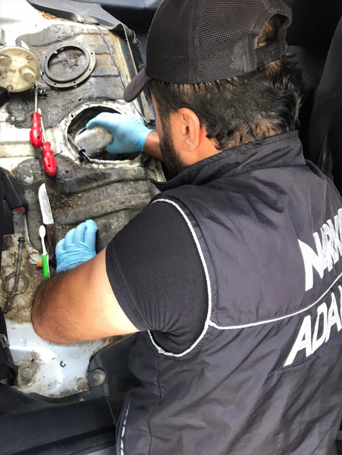 Adana'da otomobilin yakıt deposunda 12 kilo 450 gram esrar ele geçirildi