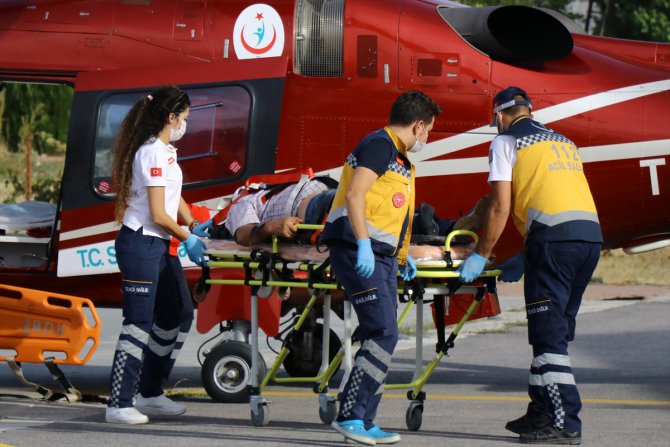 Ambulans helikopter kazada yaralanan tır sürücüsü için havalandı
