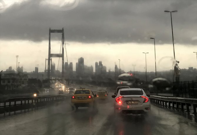 İstanbul'un bazı ilçelerinde yağış etkili oluyor