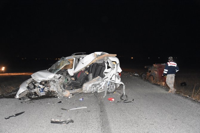 Kars'ta hafif ticari araç traktörün römorkuna çarptı: 2 ölü, 2 yaralı