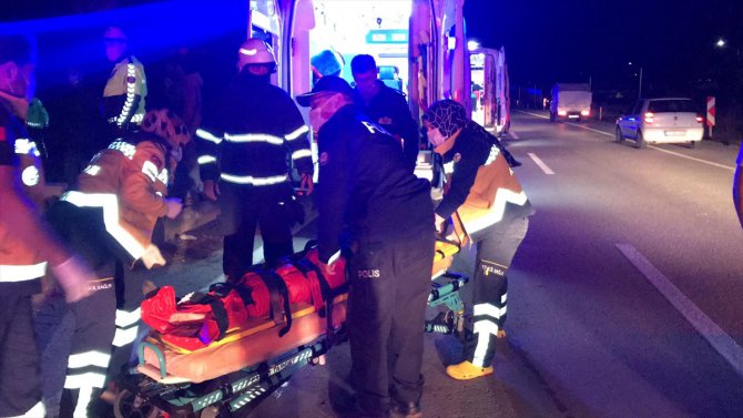 Bilecik'te aydınlatma direğine çarpan panelvandaki 3 kişi yaralandı