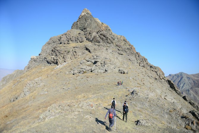 Iğdırlı ve Karslı dağcılar Rağbet Dağı'nın zirvesinden Azerbaycan'a destek verdi